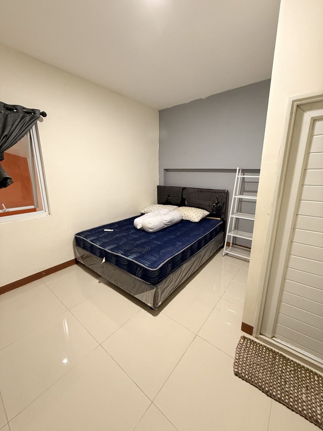 Kamar tidur dengan AC dan kamar mandi dalam, Vesta Residence Persatuan Guru